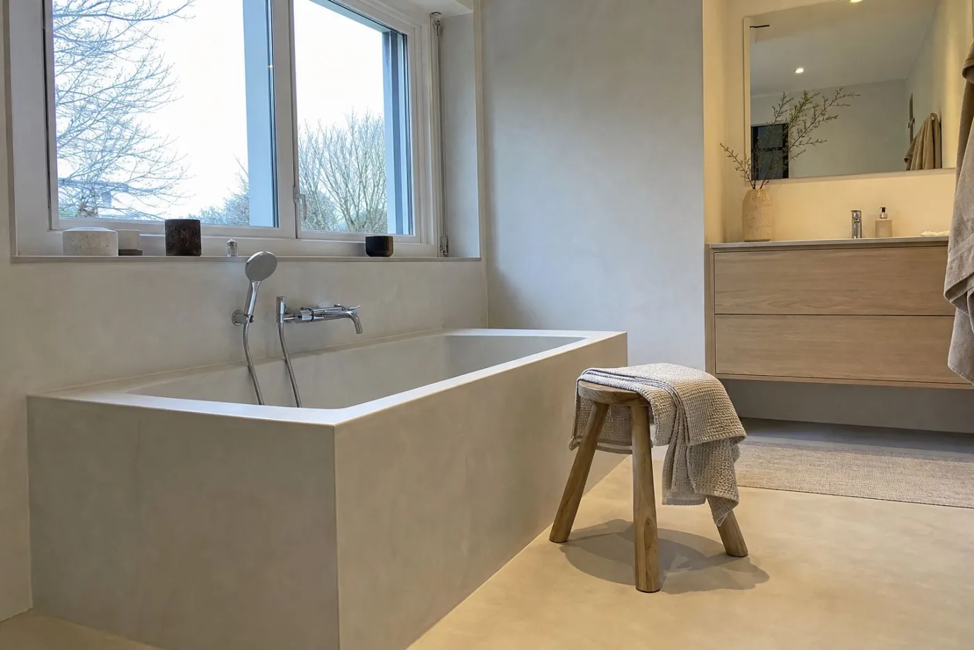 Baignoire et murs en béton ciré, esprit maison d’hôtes — Vincennes