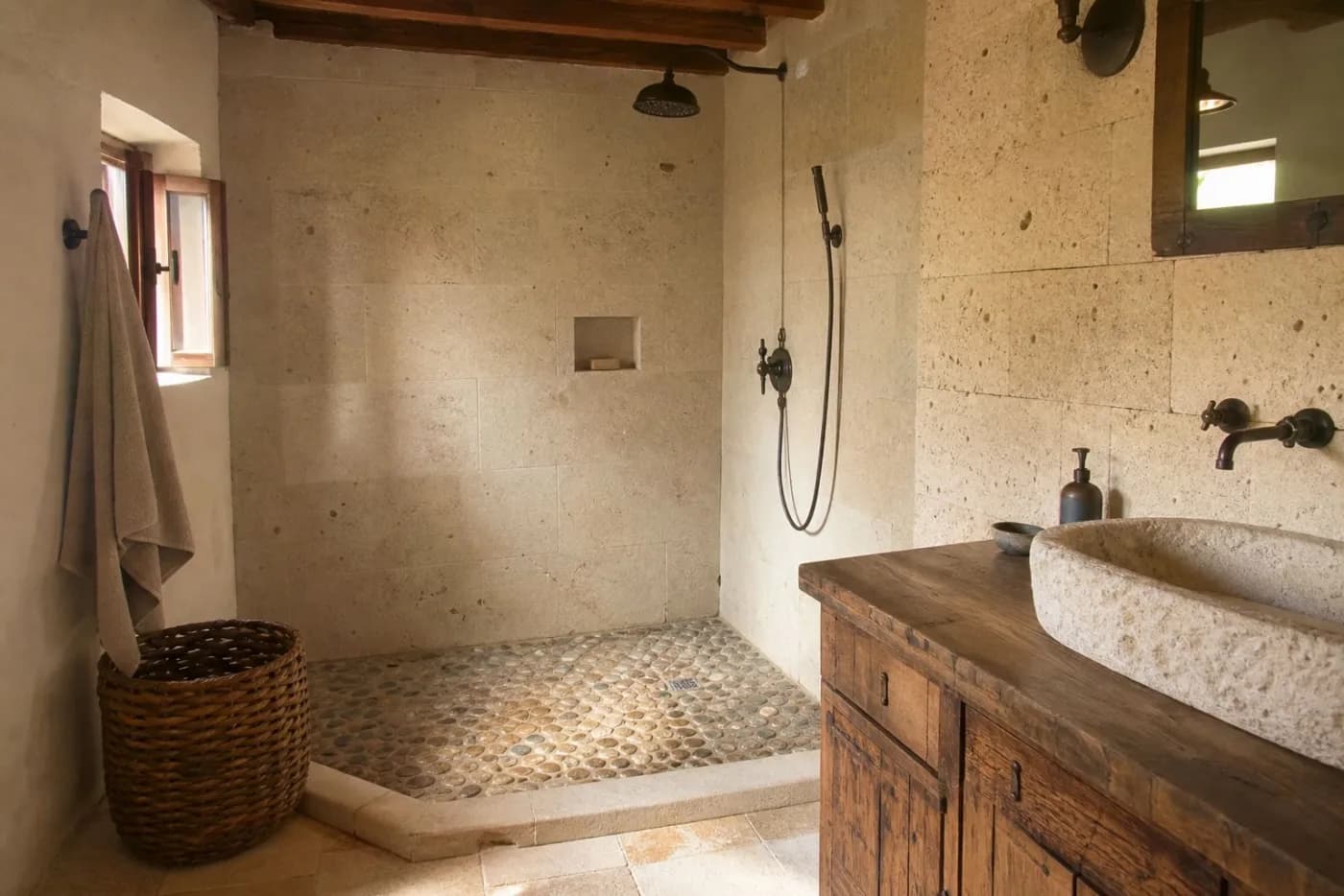 Longère : la douche en pierre qui respecte les murs anciens