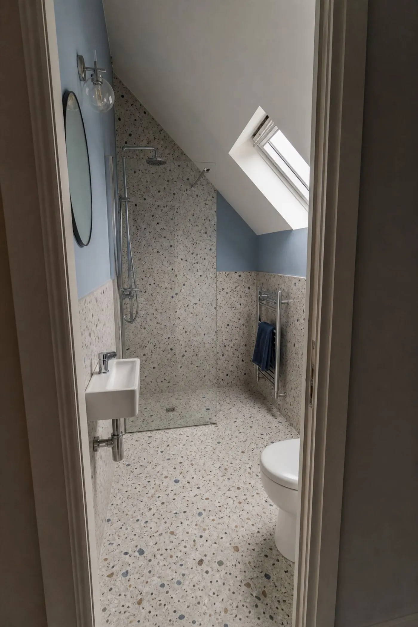 Sous les toits : 3,4 m² gagnés sous la pente — Paris 18ᵉ